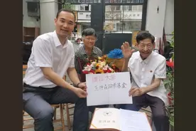 91岁老教师冒雪拾荒，他的故事让人感动又敬佩图片