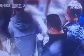 山东一女子乘电梯时被陌生男子猥亵，警方：2名嫌疑人已被行拘图片