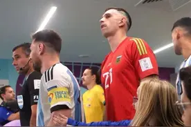 见到偶像了！小女孩亲拍梅西手臂，梅西微笑与她互动图片