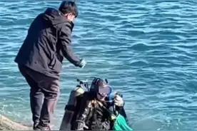 什么情况！男子钓鱼钓上一个大活人？还两次？图片