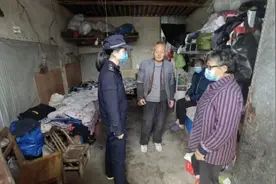 城管为摆摊老人捐款筹资：秉公执法与怜贫惜弱并不冲突丨九派时评图片