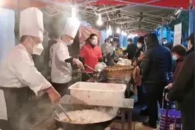 现炸现卤街边销售 武汉餐饮“花式营销”图片