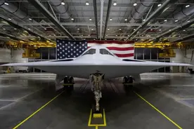 美国空军B-21“突袭者”轰炸机成功下线图片