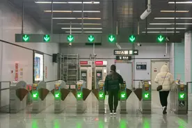 “今早，扫码坐公交、乘地铁都很方便……”图片