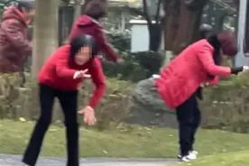 大妈们跳起诡异的“吐舌广场舞”，文旅局：无法判断能否强身健体图片