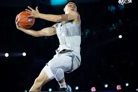 「CBA全明星」李添荣夺得全明星扣篮大赛冠军图片