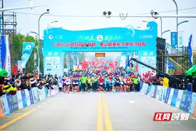 岳马在最美长江岸线马拉松赛道完赛 见证君山生态文明建设成果图片