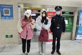 武汉女子遗失双肩包，轨道民警花10分钟帮其找回图片