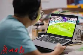 连续熬夜看球，男子眼睛“扛不住”患上黄斑水肿图片