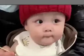 超淡定！8个月大萌娃打针不哭不闹图片