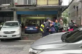 台媒：一辆特斯拉突然冲进基隆路边民宅，“客厅全毁”图片