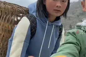 姐弟俩徒步去乡里卖脐橙，好心小伙一次全部买光图片