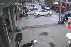 电动车躲避违停SUV被货车撞上致一死两伤，交警：违停车须担责任图片