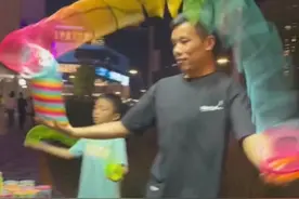湖北小伙卖彩虹圈单日最高赚1.3万：收了300多个徒弟，想把彩虹圈表演做成培训课图片