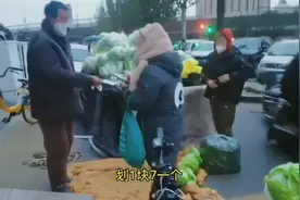 代驾小哥路遇老人1000斤白菜滞销，带到小区号召居民一小时买光图片