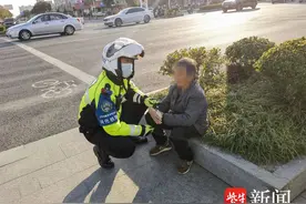 七旬迷路老人在马路中央穿梭 兴化铁骑队员温情相助“到家”图片