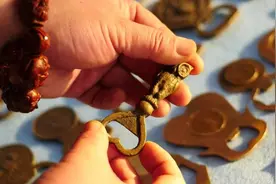 青州一男子收藏28888个啤酒开瓶器，成功打破世界纪录图片