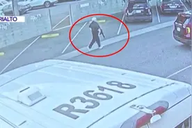 好嚣张！美国男子持突击步枪冲进警局袭警图片