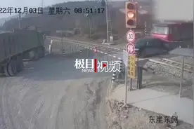 小车被大车顶到铁轨上险与火车相撞，警方：未造成人员受伤图片