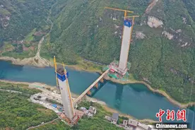 矮塔斜拉桥“亚洲第一高墩”封顶图片