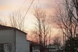 困在小作坊的农村女工：踩缝纫机月入千元，“不想再过这样的哑巴日子”图片