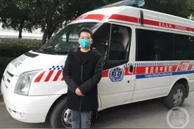 路遇有人晕倒，运送药品的救护车司机“顺手”救人图片