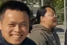 班主任偶遇消防员学生满眼骄傲视频封面