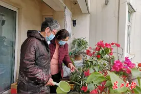 她主动陪伴独住邻居4个月，这个社区有对令人羡慕的“好街坊”图片