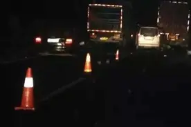 高速路面上怎么“粘”了棉布？用时16分钟紧急清理图片