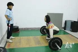 特稿丨世界冠军托起乡村少年举重梦图片
