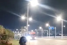 货车司机路过家门口与家人短暂相聚图片