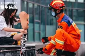 “蓝朋友”成了男朋友！汶川地震幸存女孩因假肢被卡与消防员相识相恋图片