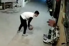 男孩失手打碎邻居花盆，离开后又返回，这一幕感动无数人图片