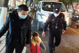迷路小女孩路边嚎啕大哭 武汉黄陂警民暖心护送其安全回家图片