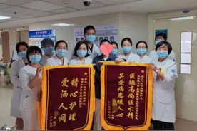 爸爸患白血病，17岁学霸女儿面临辍学！杭州医生一个举动让人泪目图片