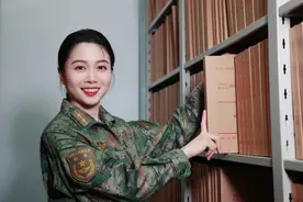 这个女中尉，获得陆军表彰图片