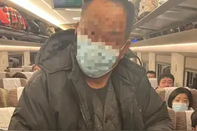两男子高铁吸烟解馋，均被罚款500元图片