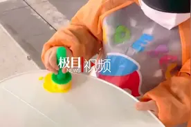 女子回应带女儿在保时捷上作画：孩子眼中只是车，画完当天已洗车图片