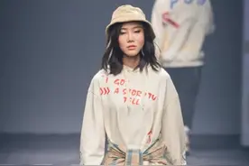 她公布恋爱喜讯！全网送祝福图片