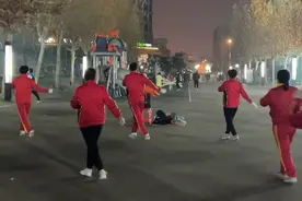 果然视频｜泰安一大叔领舞十多位阿姨，网友：老年梦幻“夜生活”图片