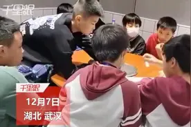 小学生AA吃烧烤店主主动优惠：“看到小朋友们开心自己也高兴”图片