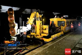 海南铁路上的“变形金刚”多功能轨道作业车：3个人来操作可完成数十人的工作图片