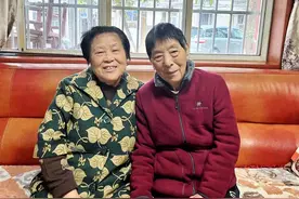 79岁奶奶照顾85岁闺蜜十年如一日，是邻居也似亲人图片