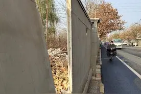 小8跑街｜田马路南段部分工地围墙裂缝倾斜 浐灞生态区：即将拆迁 一直有人员监测图片