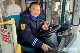 变道双闪亮三下表感谢 温馨巴士创新道路行车新“车语”图片