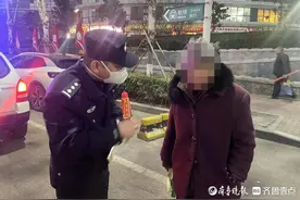 七旬老太迷路找“大哥”，民警带她找家人时碰上老邻居图片