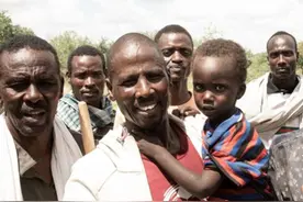 非洲4岁男孩走失荒野，独自在野外生存6天后奇迹获救图片