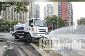 改装环卫洒水车“身兼多职”，减少对行人车辆影响图片