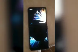 华为Pocket折叠屏新机跌摔10天后漏液，门店：不保修视频封面