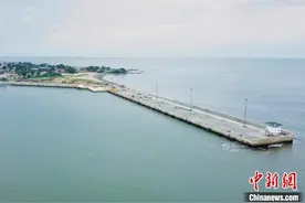 中企承建安哥拉卡宾达港口防波堤码头主体工程完工图片